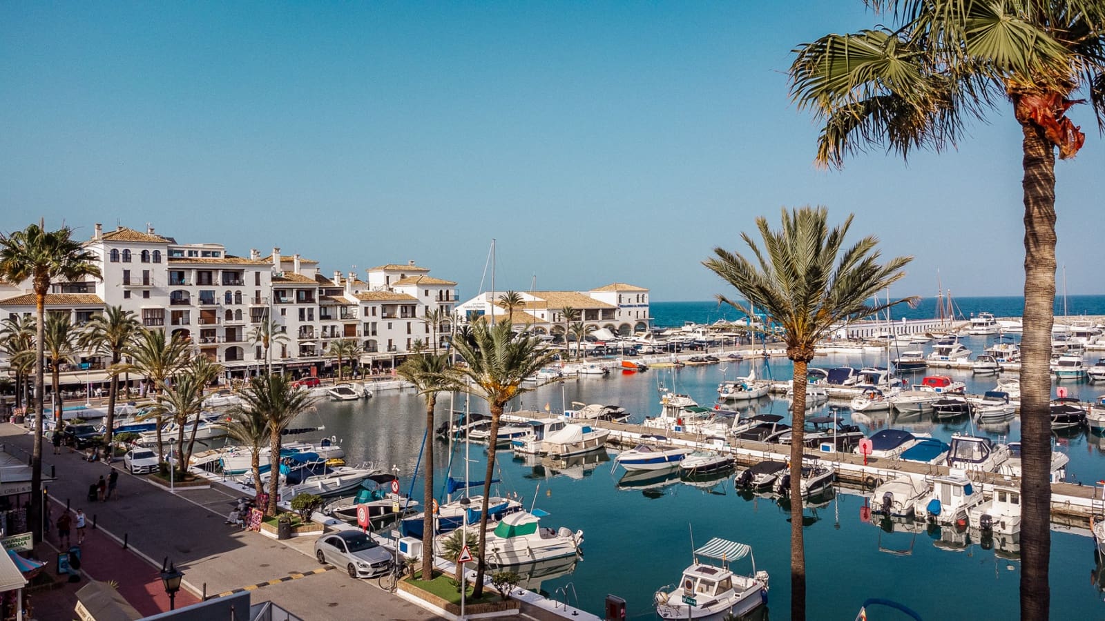 2 bedroom Apartment for sale in La Duquesa / Puerto de la Duquesa with garage - € 395,000 (Ref: 9460700)