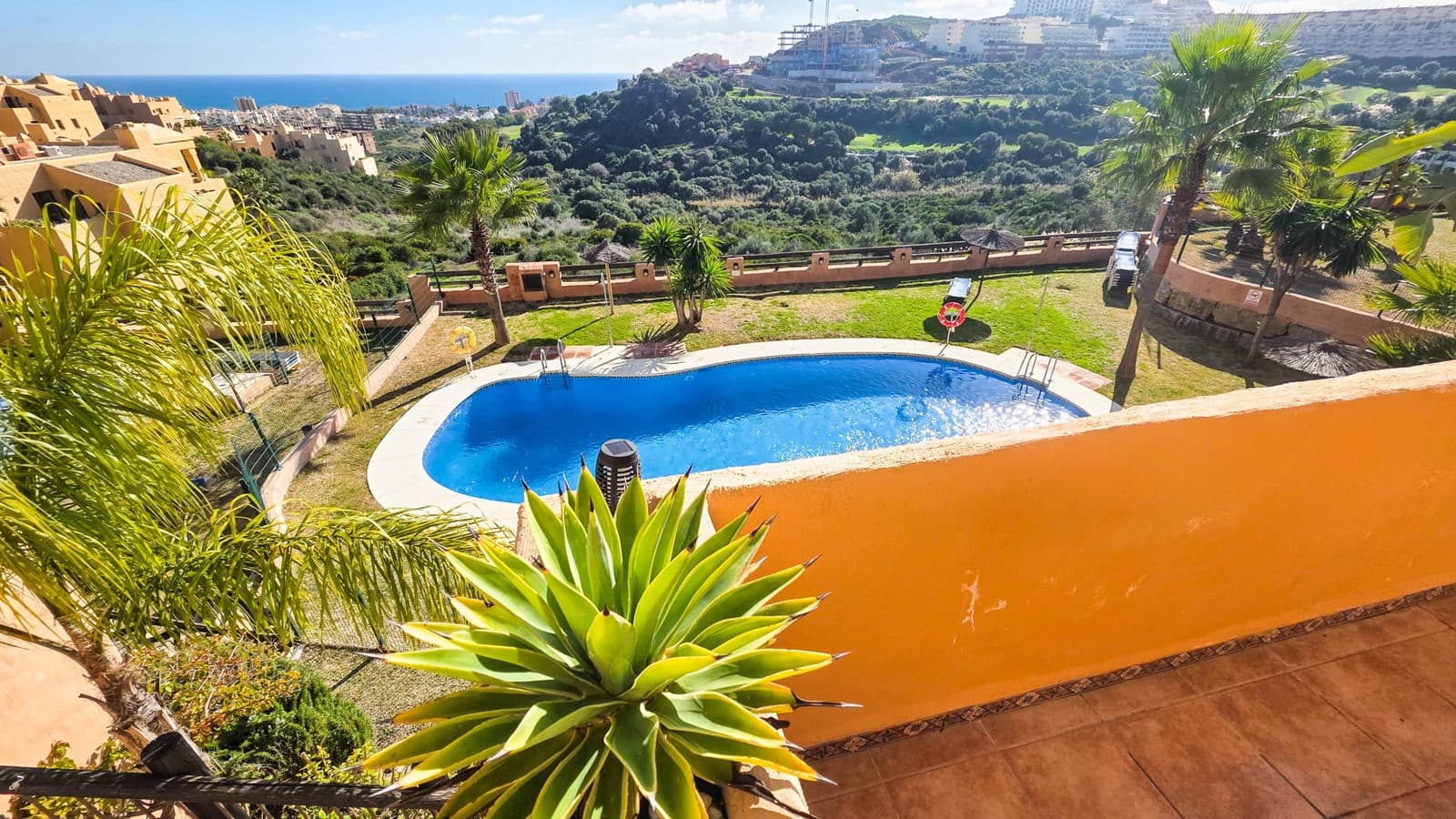 2 bedroom Apartment for sale in La Duquesa / Puerto de la Duquesa with pool garage - € 310,000 (Ref: 9503416)