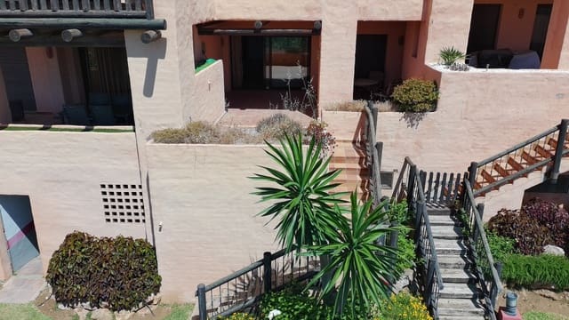Apartamento de 2 habitaciones en La Duquesa / Puerto de la Duquesa, Manilva en venta con piscina garaje - 285.000 € (Ref: 9542648)