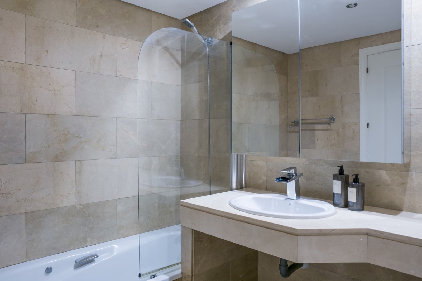 2 soveværelse Lejlighed til salg i La Duquesa / Puerto de la Duquesa med swimmingpool garage - € 325.000 (Ref: 9542650)