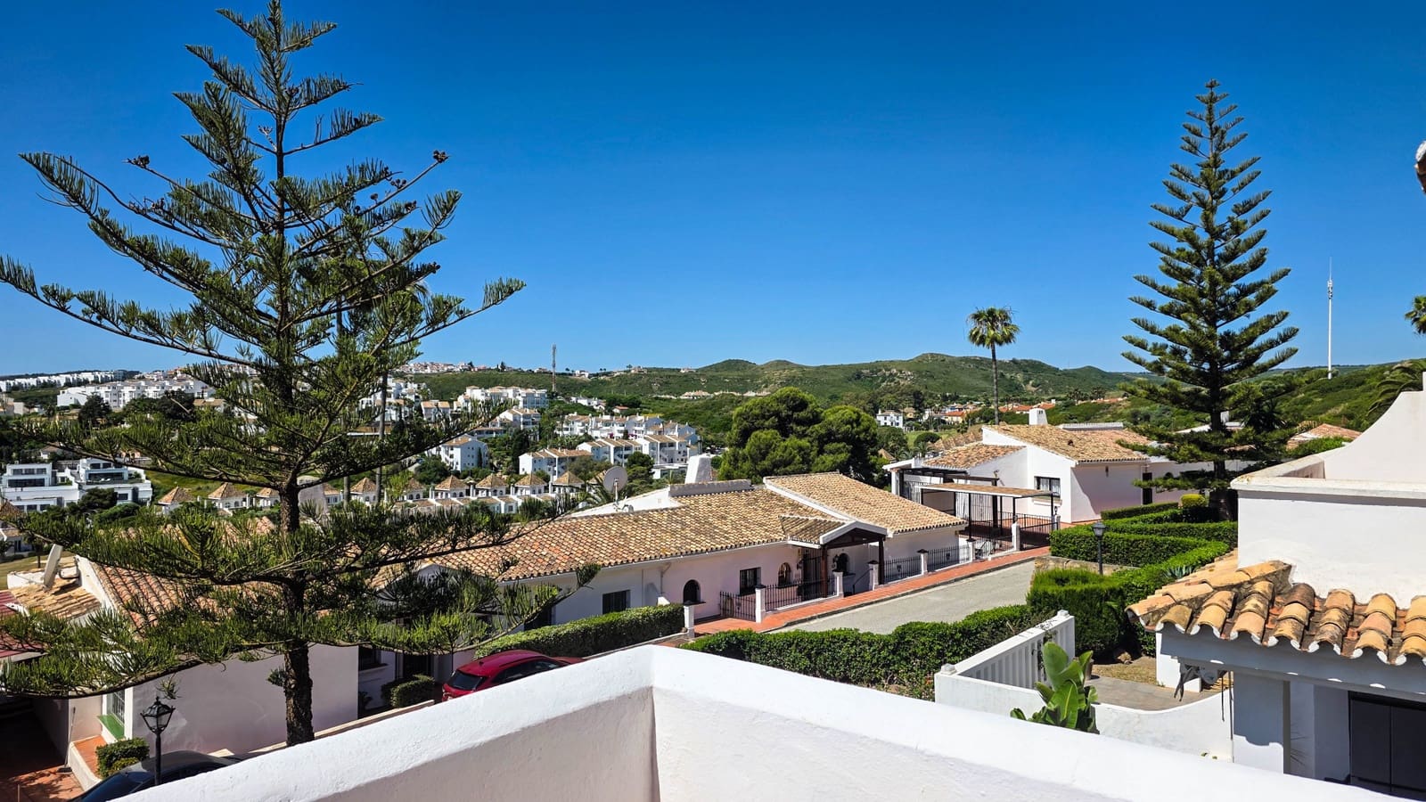 3 quarto Casa em Banda para venda em La Duquesa / Puerto de la Duquesa com piscina - 499 000 € (Ref: 9575631)