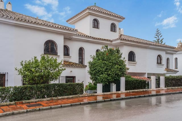 3 sovrum Hus till salu i La Duquesa / Puerto de la Duquesa, Manilva med pool - 499 000 € (Ref: 9575631)