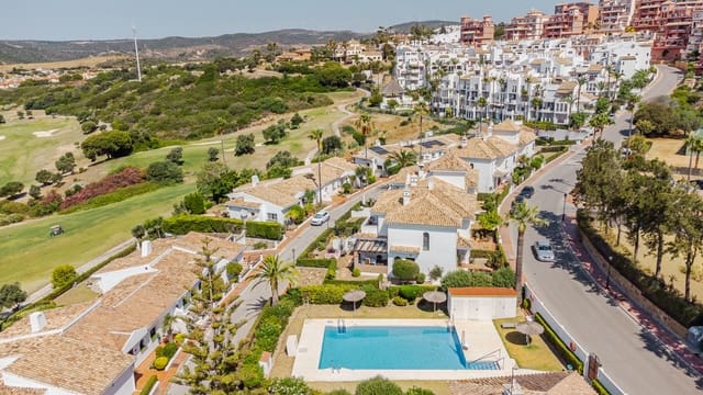 3 sovrum Hus till salu i La Duquesa / Puerto de la Duquesa, Manilva med pool - 499 000 € (Ref: 9575631)