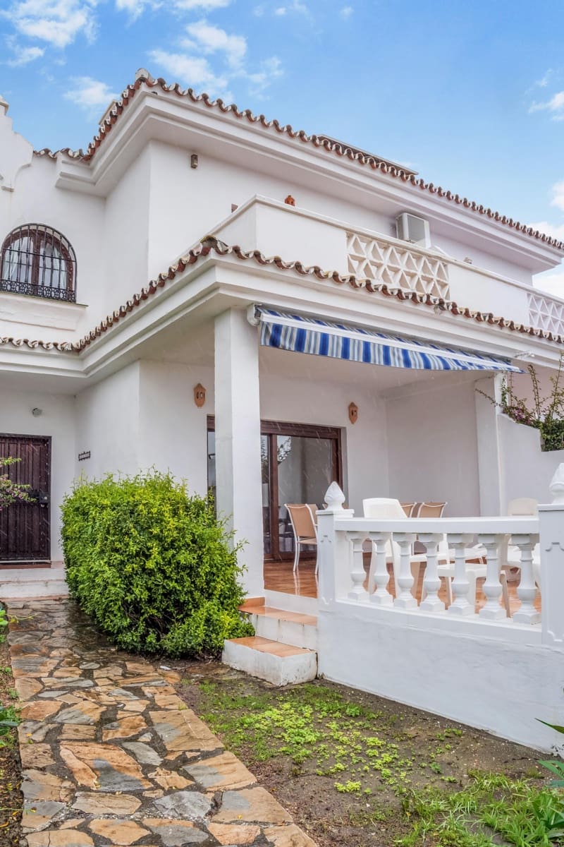 3 bedroom Townhouse for sale in La Duquesa / Puerto de la Duquesa with pool - € 499,000 (Ref: 9575631)