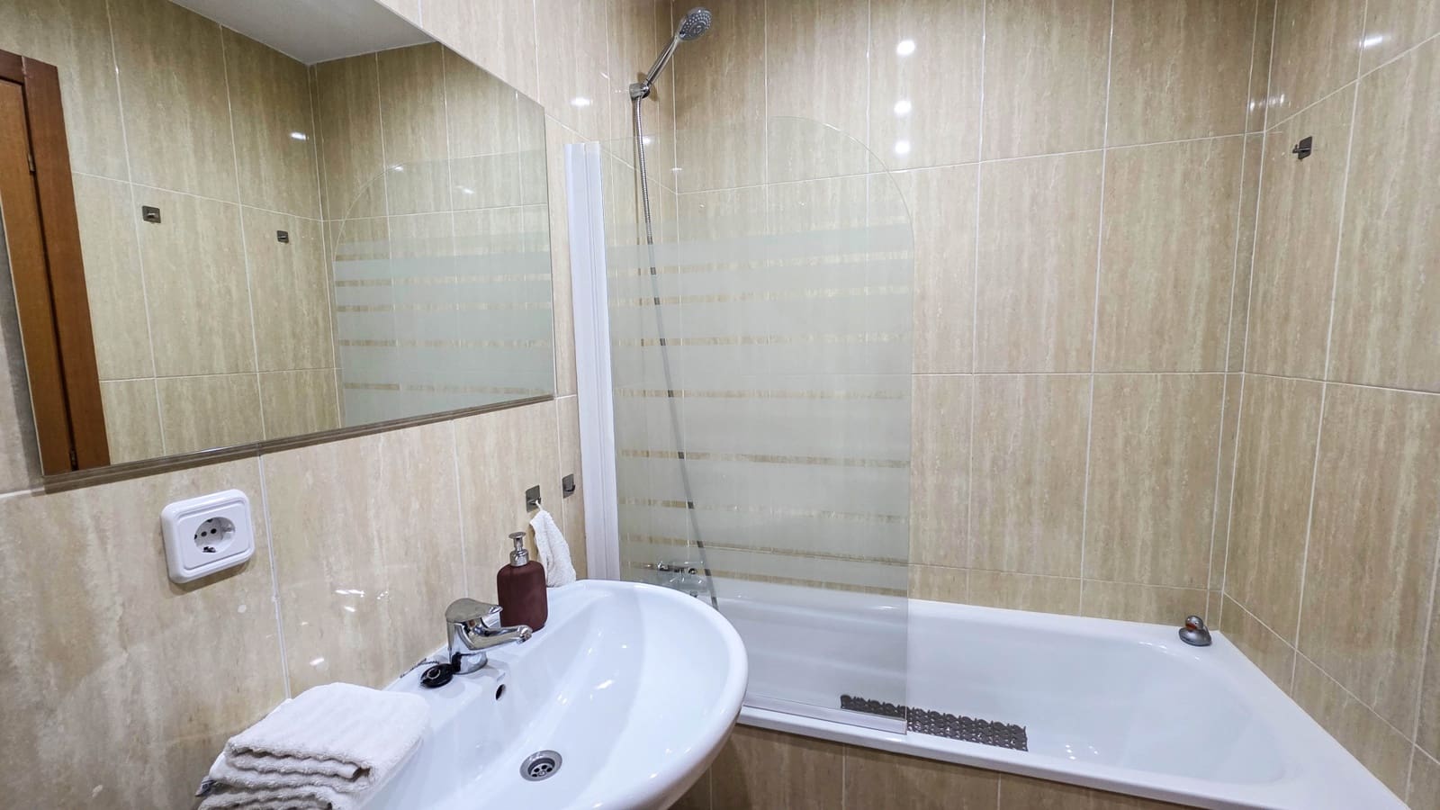 2 bedroom Apartment for sale in La Duquesa / Puerto de la Duquesa with pool garage - € 269,000 (Ref: 9672708)