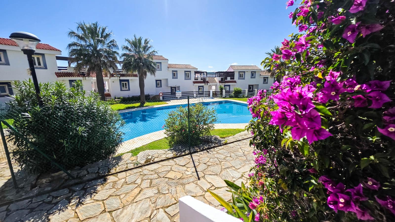 2 bedroom Apartment for sale in La Duquesa / Puerto de la Duquesa with pool garage - € 269,000 (Ref: 9672708)