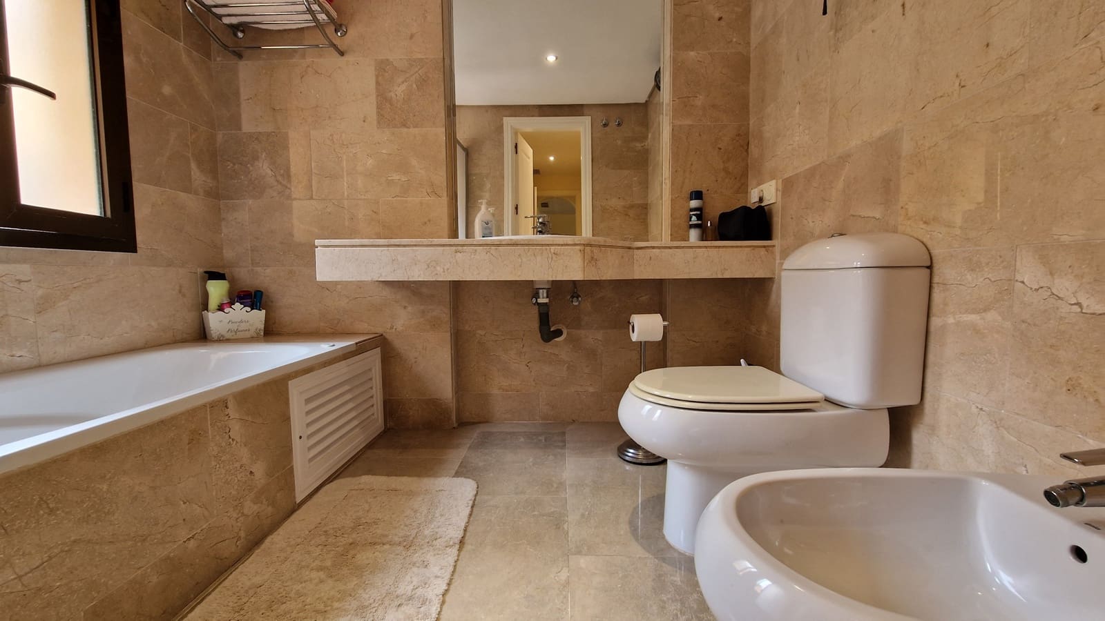 Apartamento de 3 habitaciones en La Duquesa / Puerto de la Duquesa en venta con garaje - 319.000 € (Ref: 9672709)