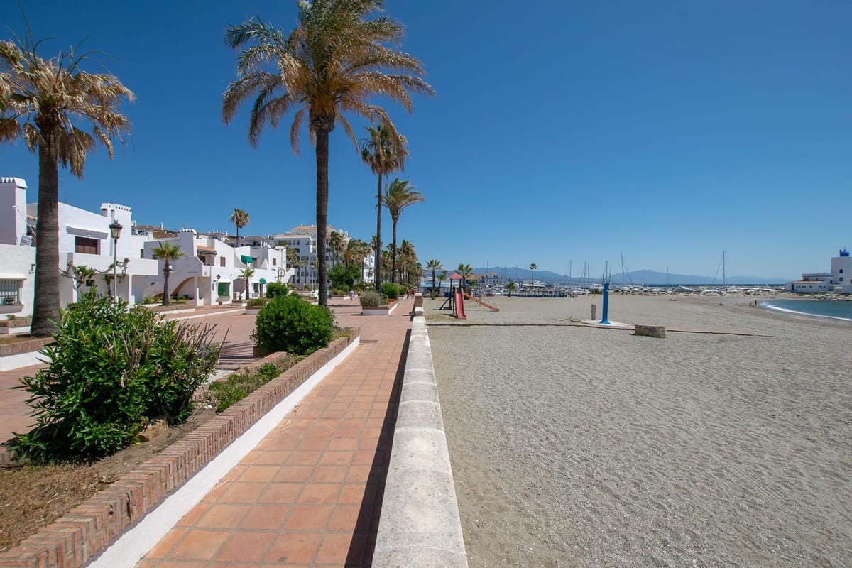 3 bedroom Apartment for sale in La Duquesa / Puerto de la Duquesa with garage - € 319,000 (Ref: 9672709)