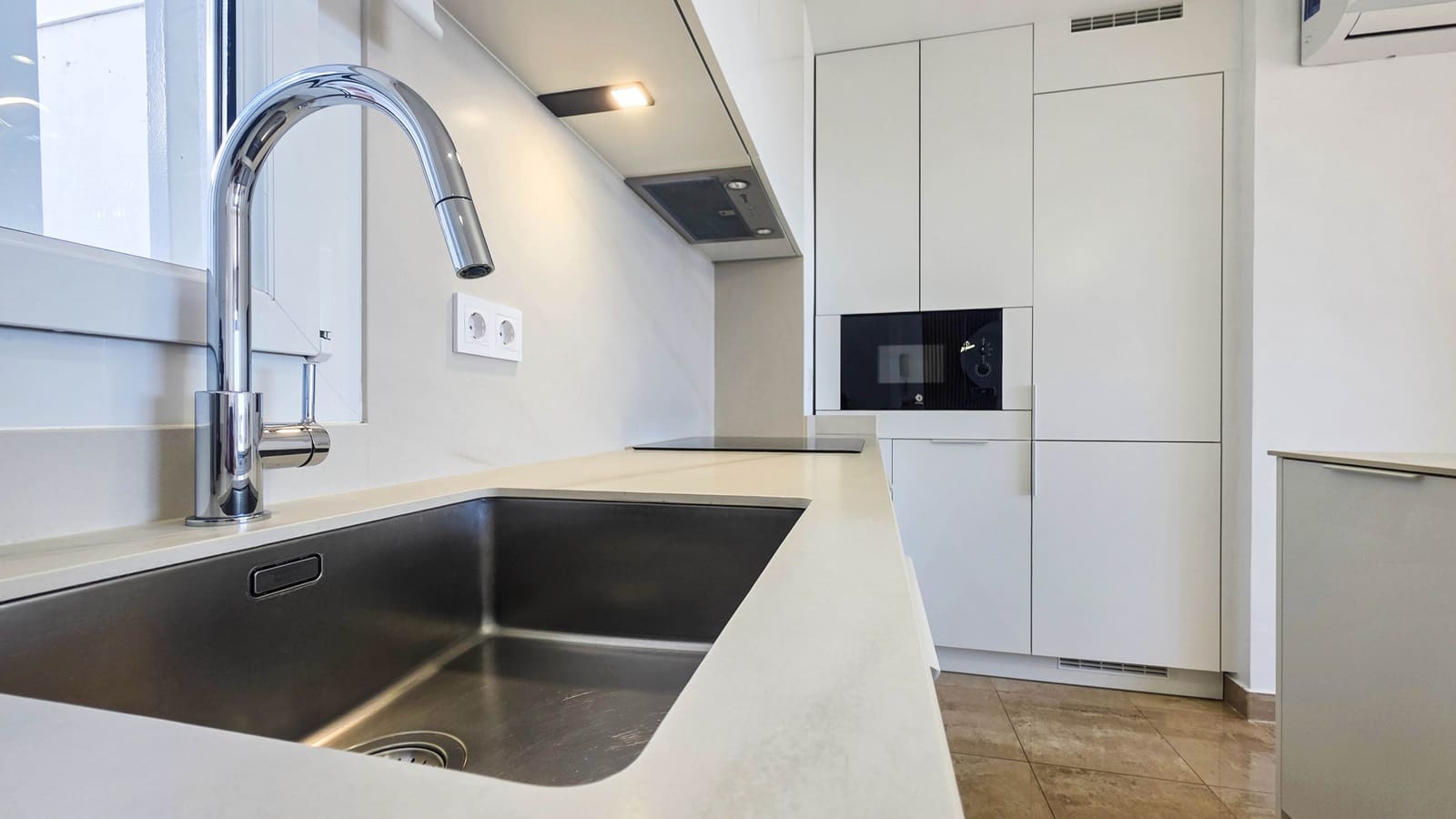 2 bedroom Apartment for sale in La Duquesa / Puerto de la Duquesa with pool garage - € 299,900 (Ref: 9676734)