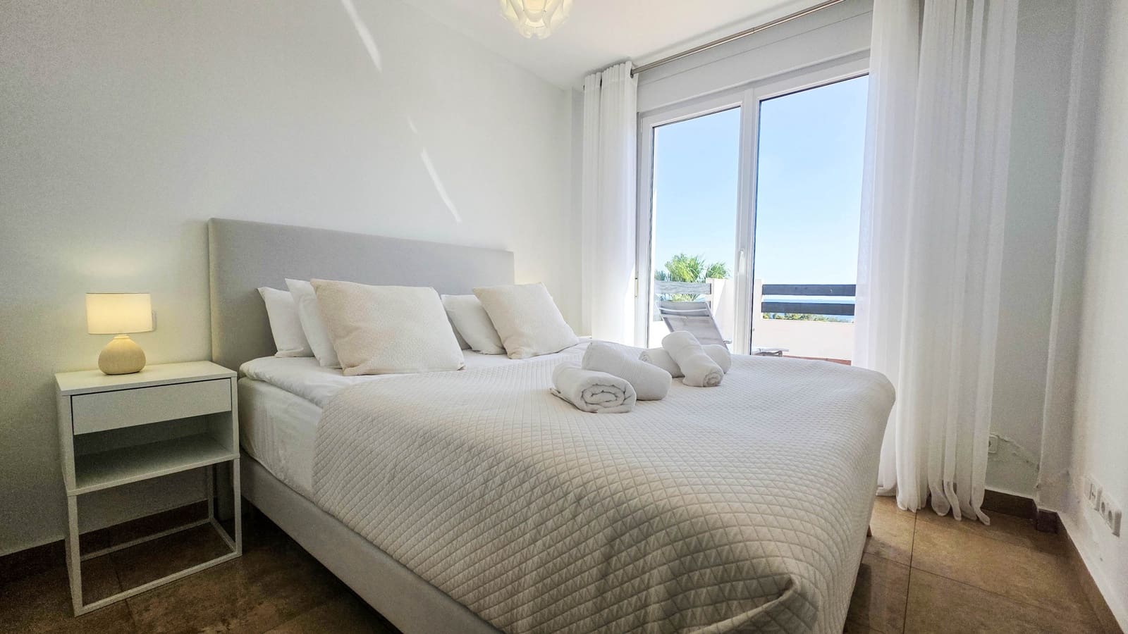 2 bedroom Apartment for sale in La Duquesa / Puerto de la Duquesa with pool garage - € 299,900 (Ref: 9676734)