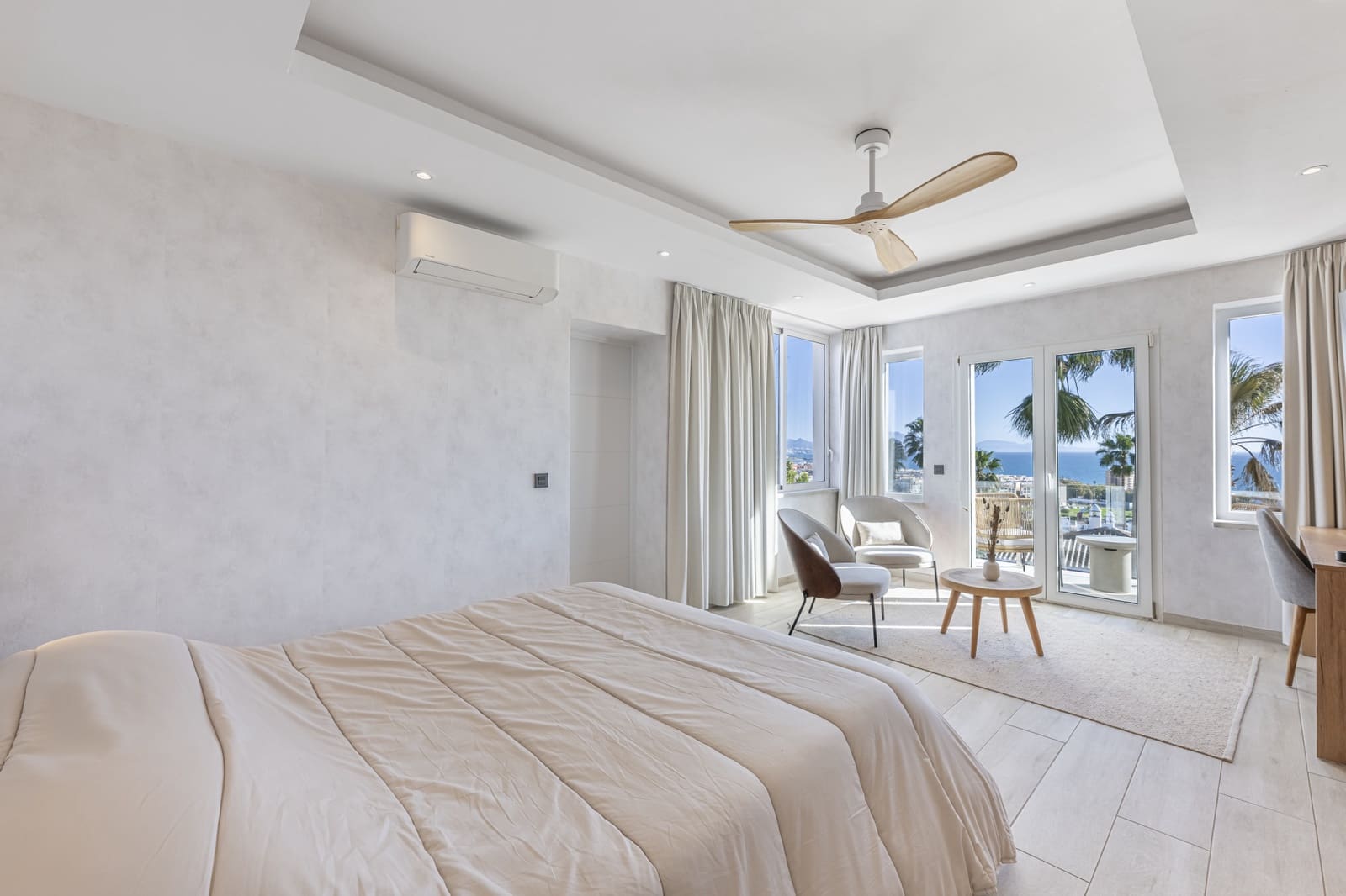 Chalet de 6 habitaciones en La Duquesa / Puerto de la Duquesa en venta con piscina garaje - 2.800.000 € (Ref: 9777245)