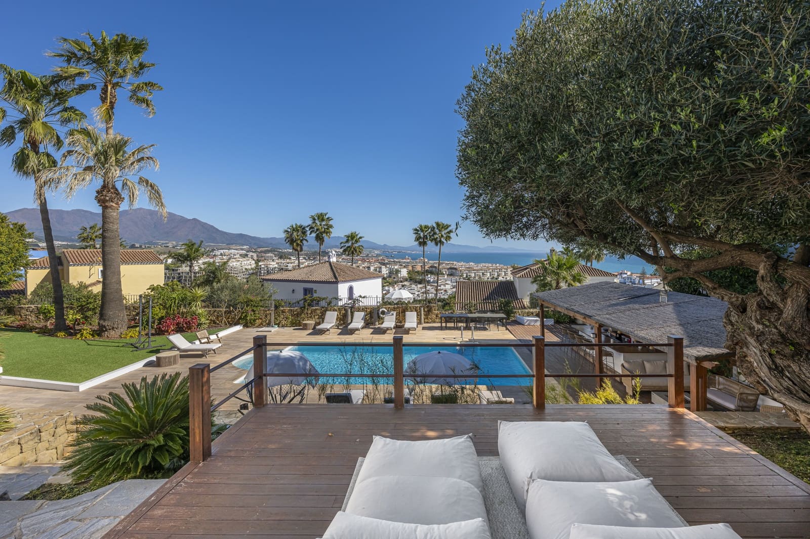 Chalet de 6 habitaciones en La Duquesa / Puerto de la Duquesa en venta con piscina garaje - 2.800.000 € (Ref: 9777245)