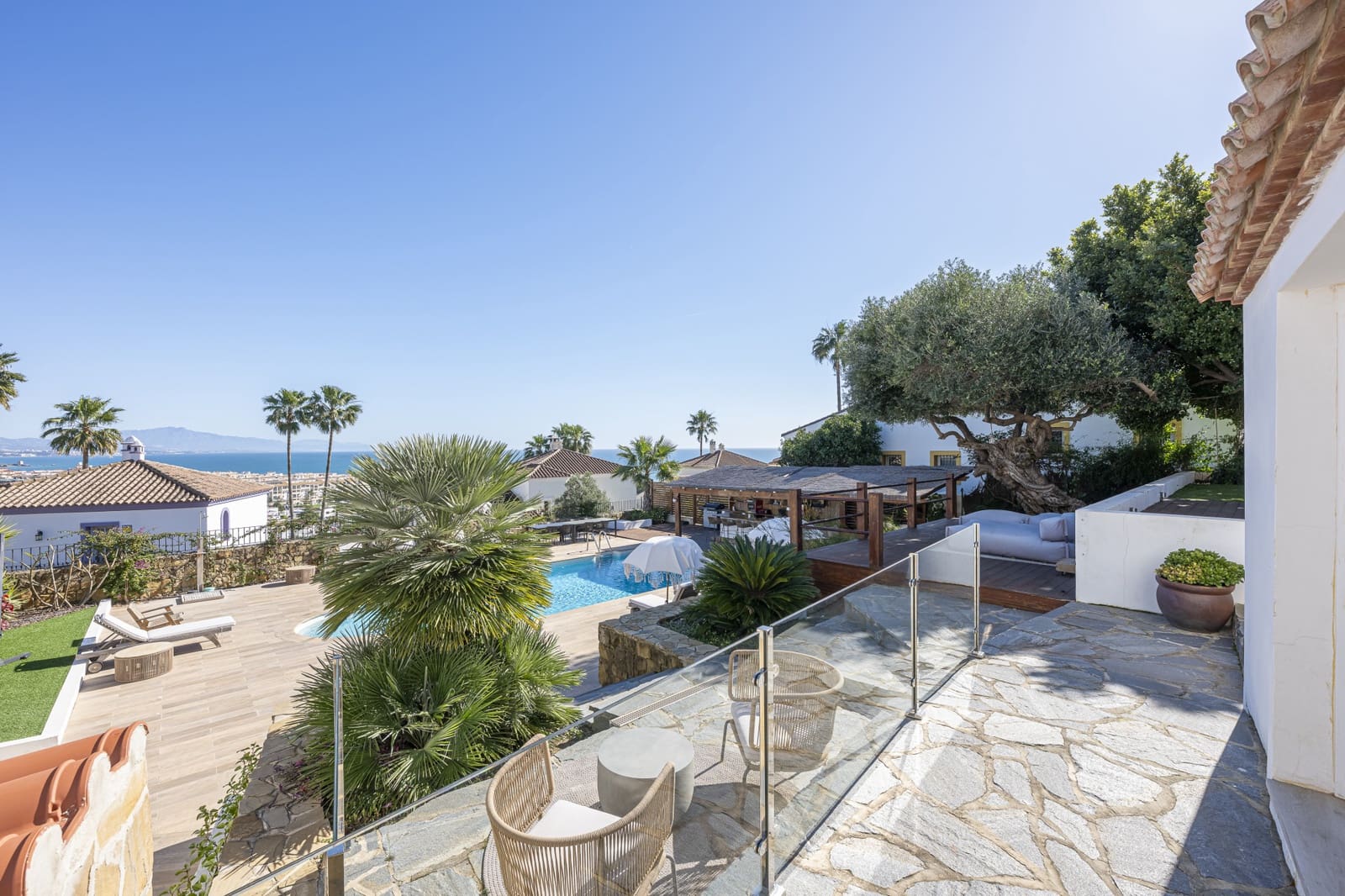 Chalet de 6 habitaciones en La Duquesa / Puerto de la Duquesa en venta con piscina garaje - 2.800.000 € (Ref: 9777245)