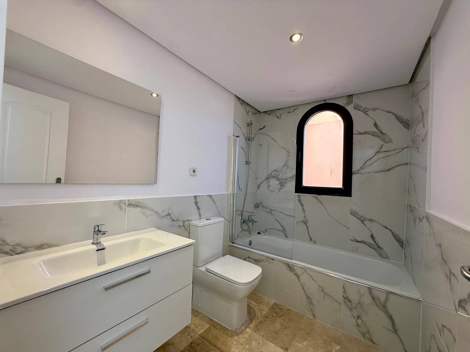 3 bedroom Penthouse for sale in Estepona with pool garage - € 465,000 (Ref: 9783393)