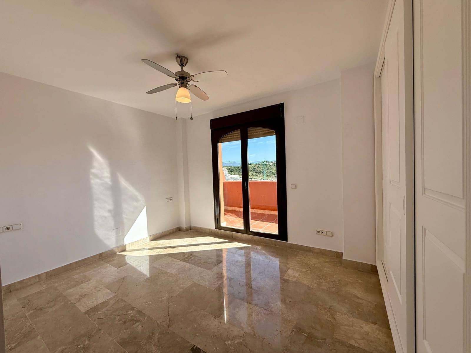 3 bedroom Penthouse for sale in Estepona with pool garage - € 465,000 (Ref: 9783393)