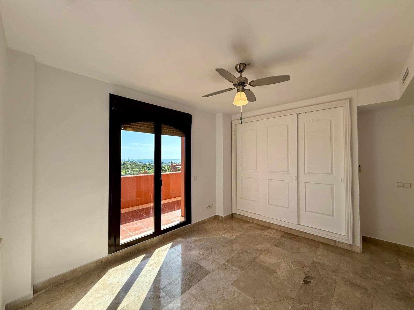 3 bedroom Penthouse for sale in Estepona with pool garage - € 465,000 (Ref: 9783393)