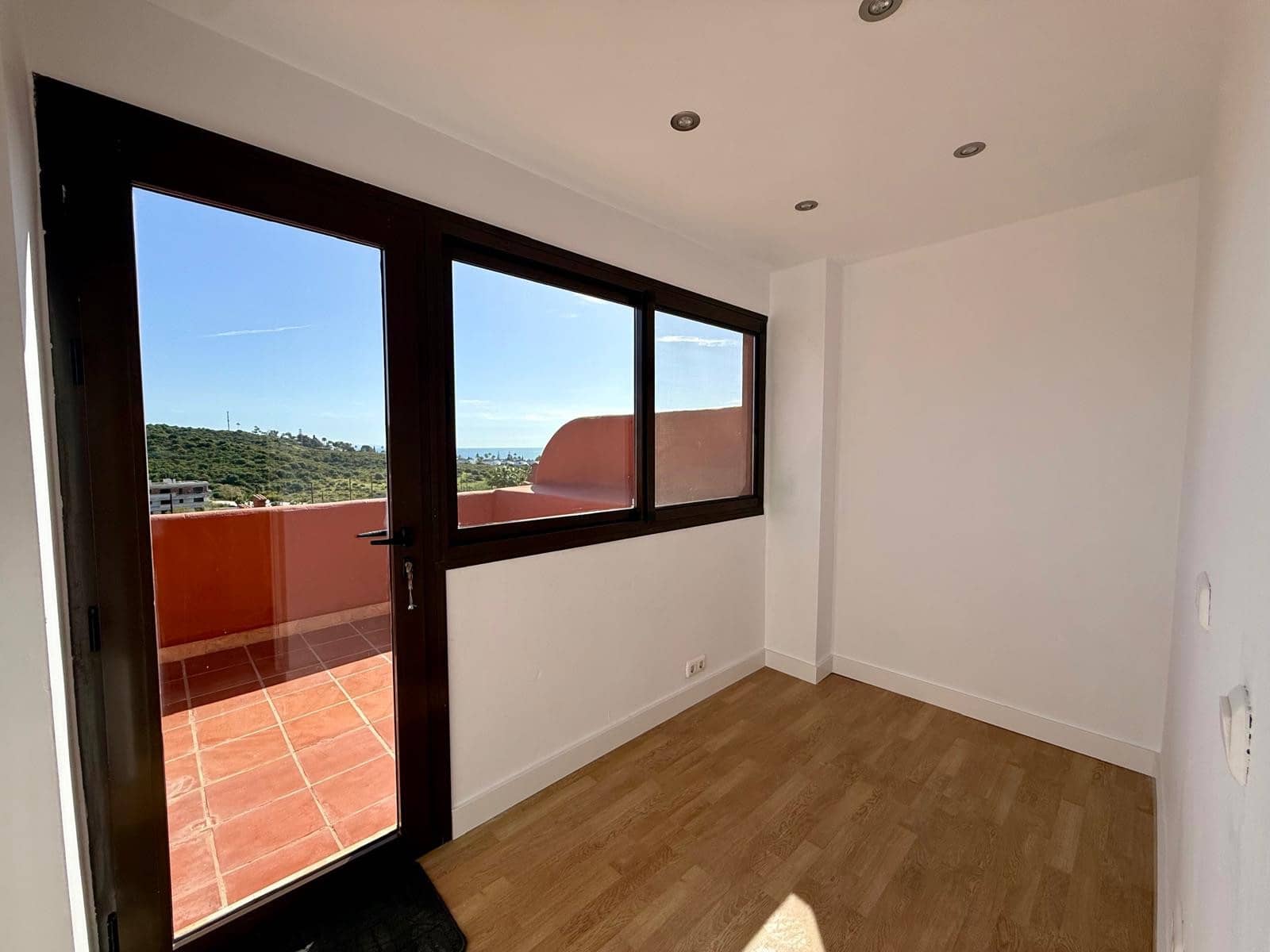3 bedroom Penthouse for sale in Estepona with pool garage - € 465,000 (Ref: 9783393)