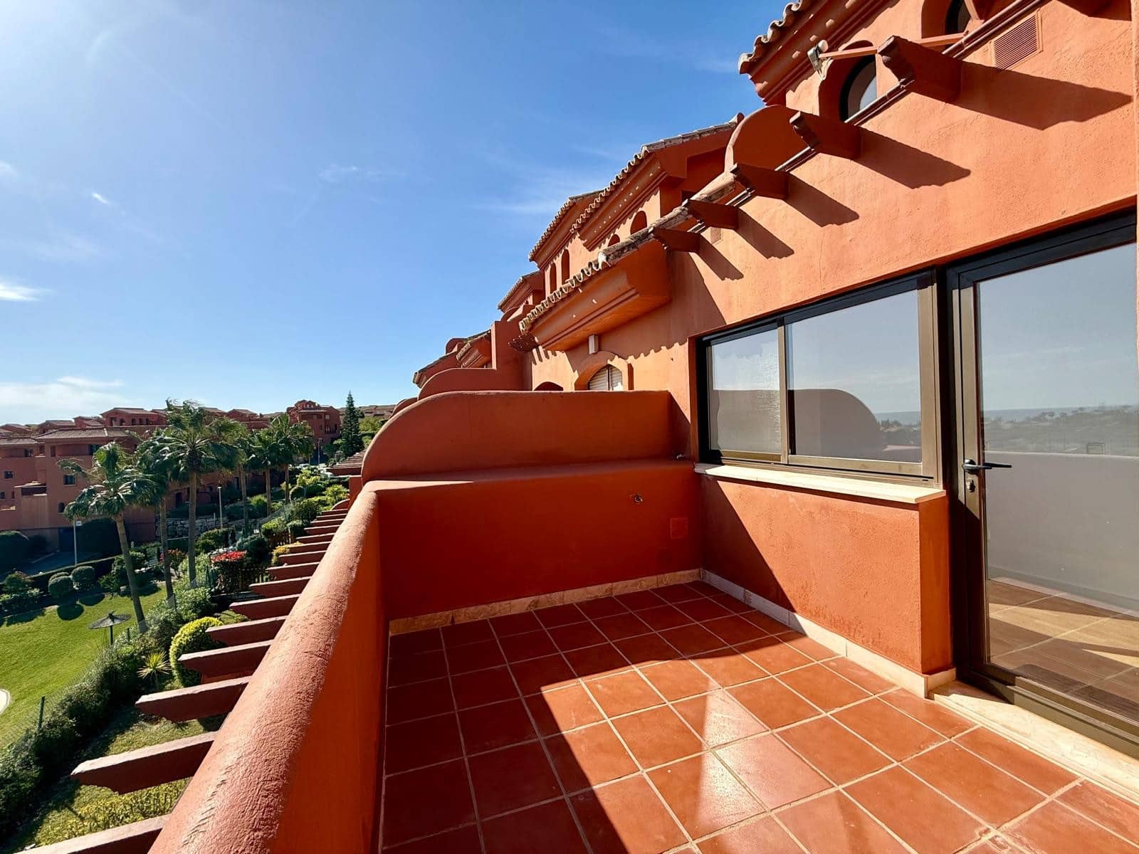 3 bedroom Penthouse for sale in Estepona with pool garage - € 465,000 (Ref: 9783393)