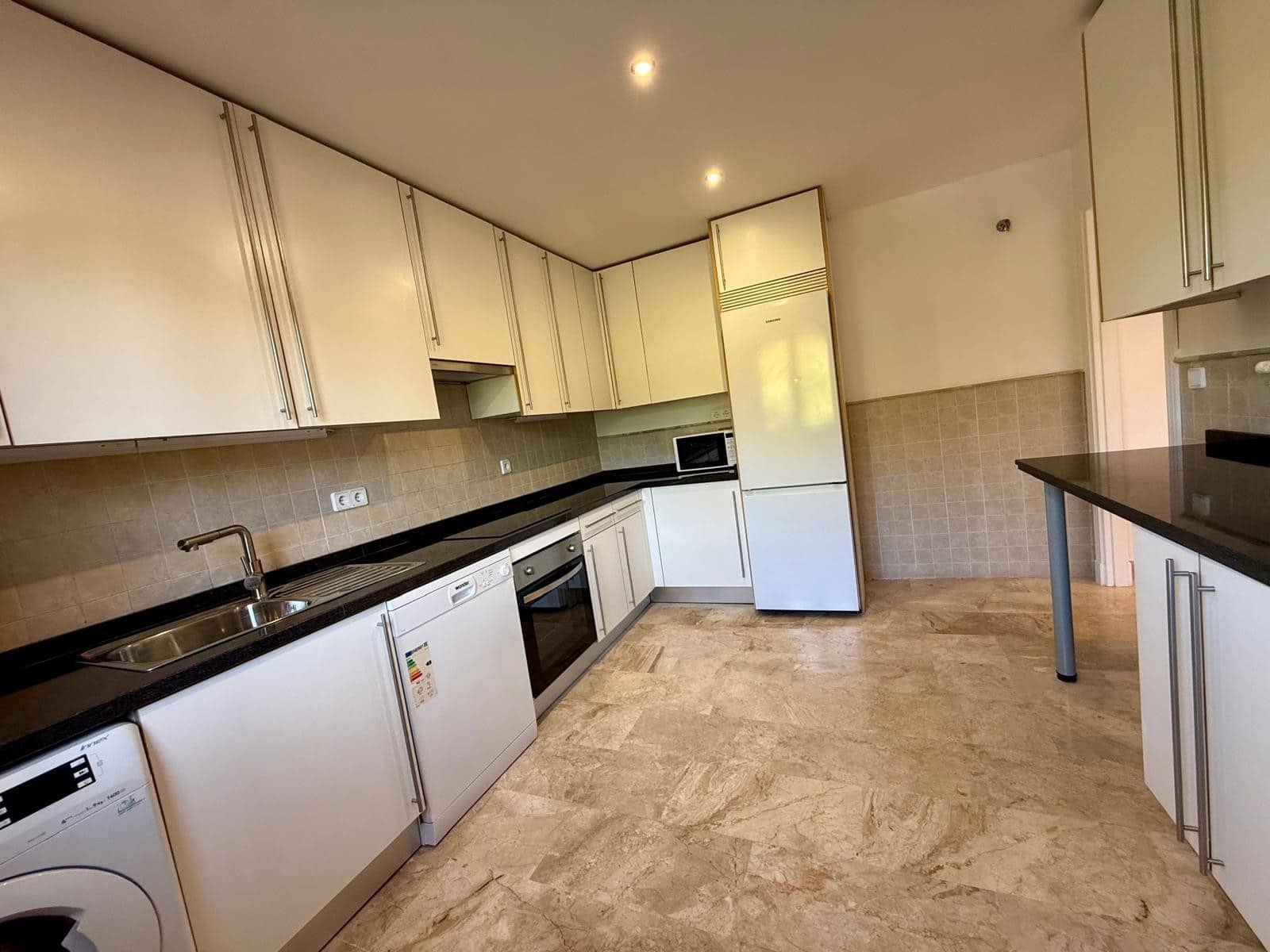 3 bedroom Penthouse for sale in Estepona with pool garage - € 465,000 (Ref: 9783393)