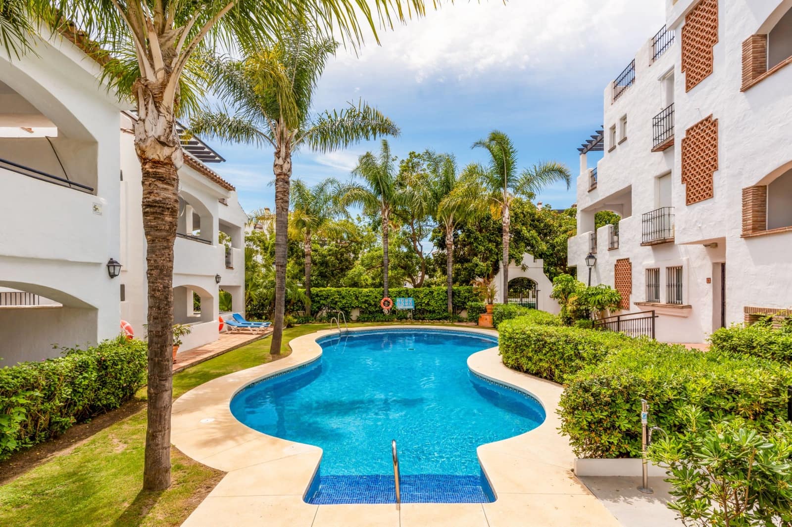 3 bedroom Penthouse for sale in San Pedro de Alcantara with pool garage - € 1,550,000 (Ref: 9839975)