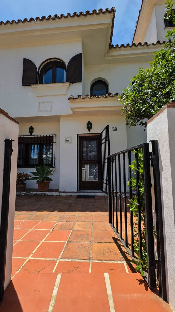 3 sovrum Hus till salu i La Duquesa / Puerto de la Duquesa med pool - 485 000 € (Ref: 9859063)