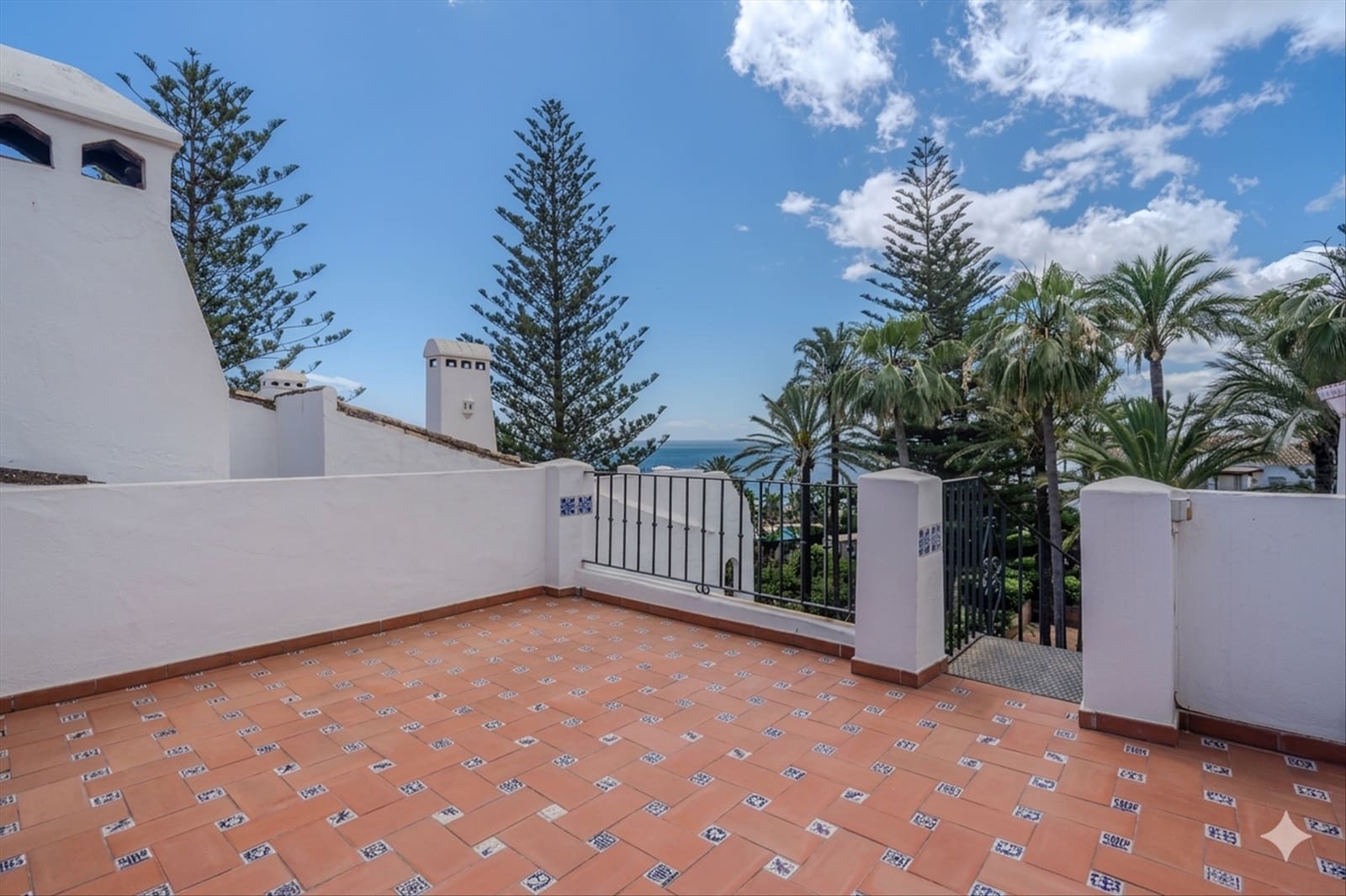 2 bedroom Penthouse for sale in San Pedro de Alcantara with pool garage - € 749,000 (Ref: 9860819)