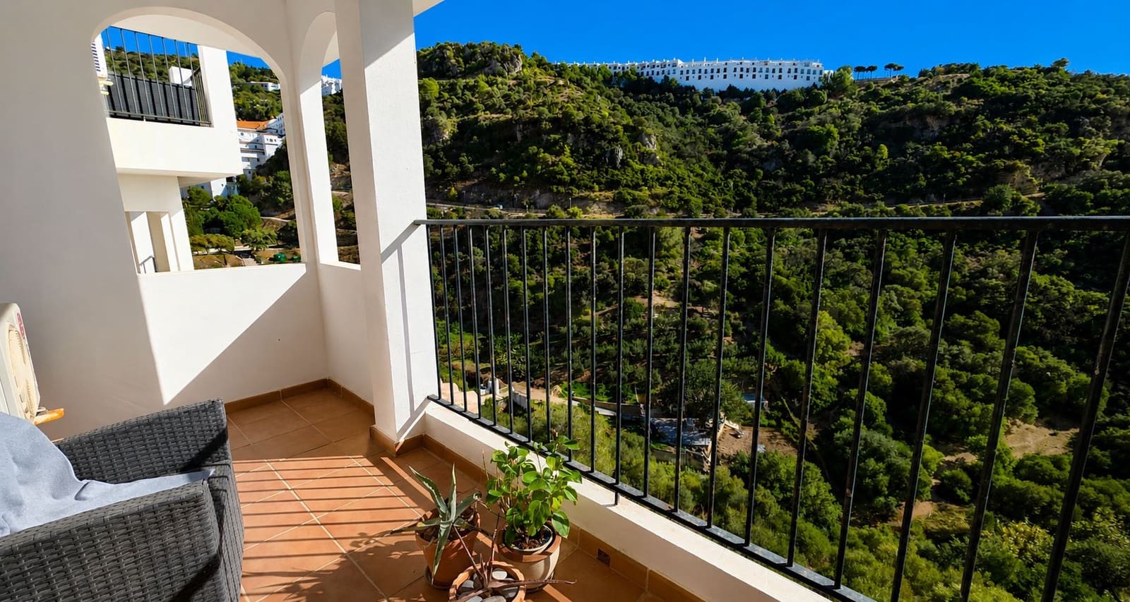 3 soveværelse Semi-Rækkehus til salg i Casares med swimmingpool - € 340.000 (Ref: 9950743)