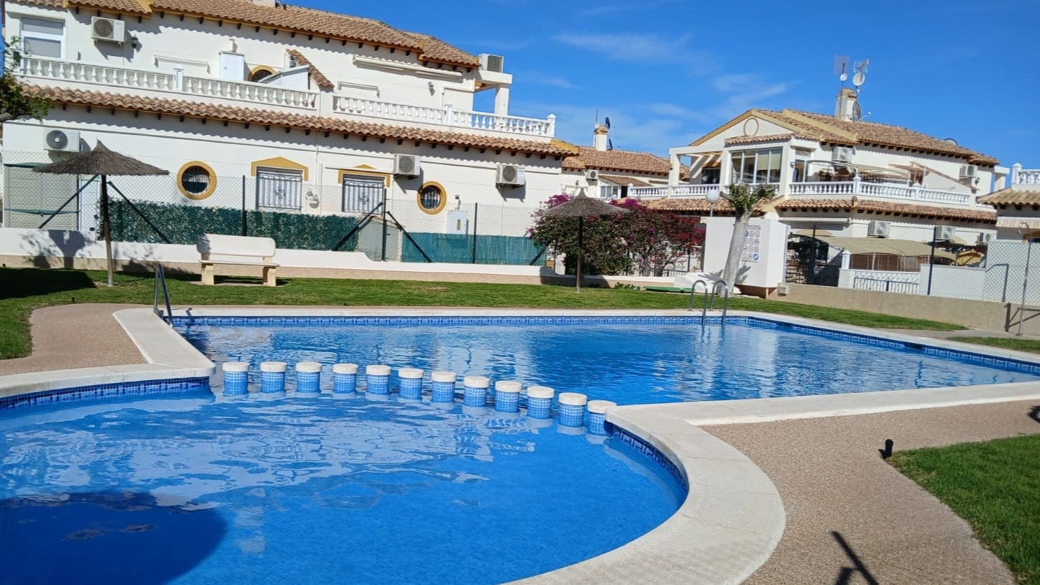 Pareado de 3 habitaciones en Orihuela Costa en venta con piscina - 288.000 € (Ref: 9617090)
