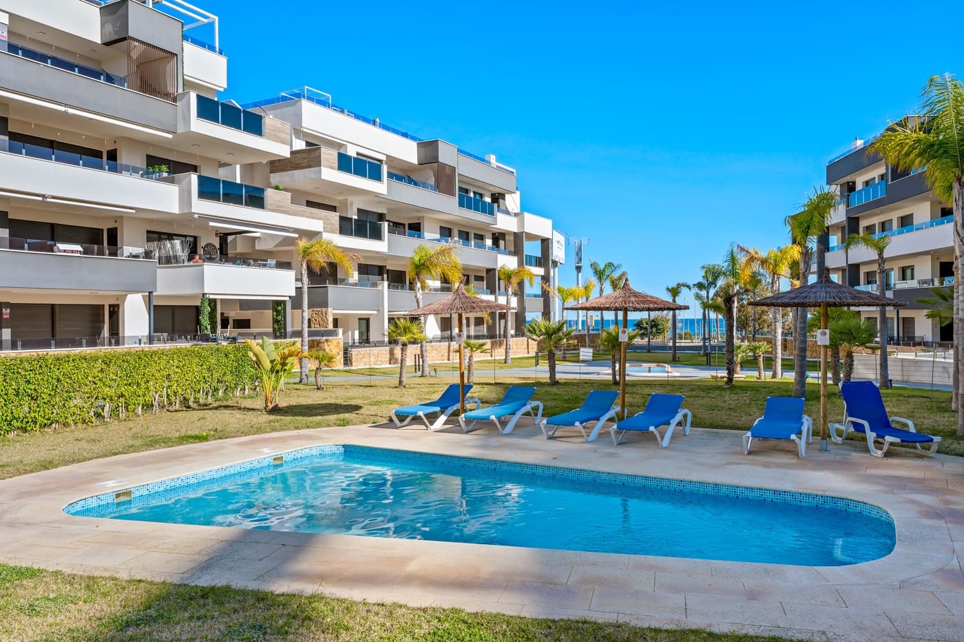 3 soveværelse Lejlighed til salg i Playa Flamenca med swimmingpool - € 589.900 (Ref: 9626576)