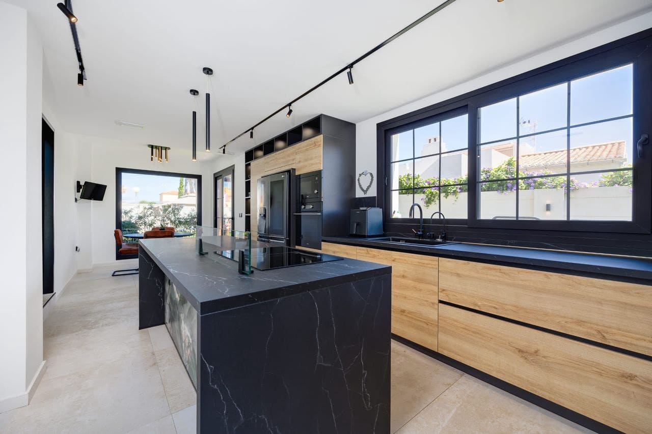 5 slaapkamer Villa te koop in Torrevieja - € 1.250.000 (Ref: 9645991)