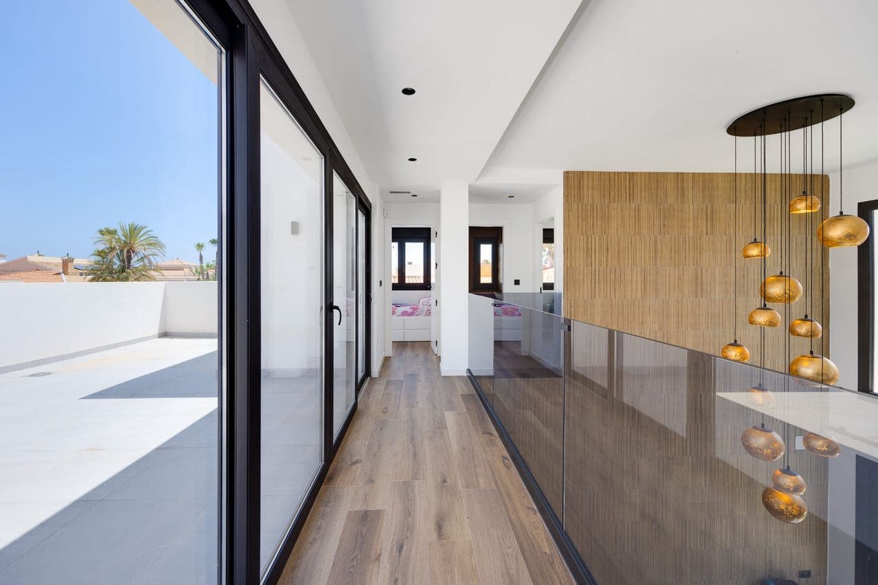 5 slaapkamer Villa te koop in Torrevieja - € 1.250.000 (Ref: 9645991)