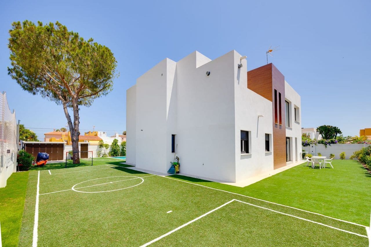 5 slaapkamer Villa te koop in Torrevieja - € 1.250.000 (Ref: 9645991)