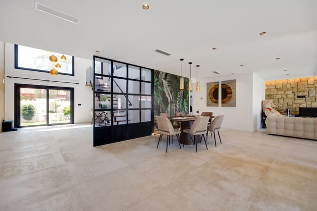 5 slaapkamer Villa te koop in Torrevieja - € 1.250.000 (Ref: 9645991)