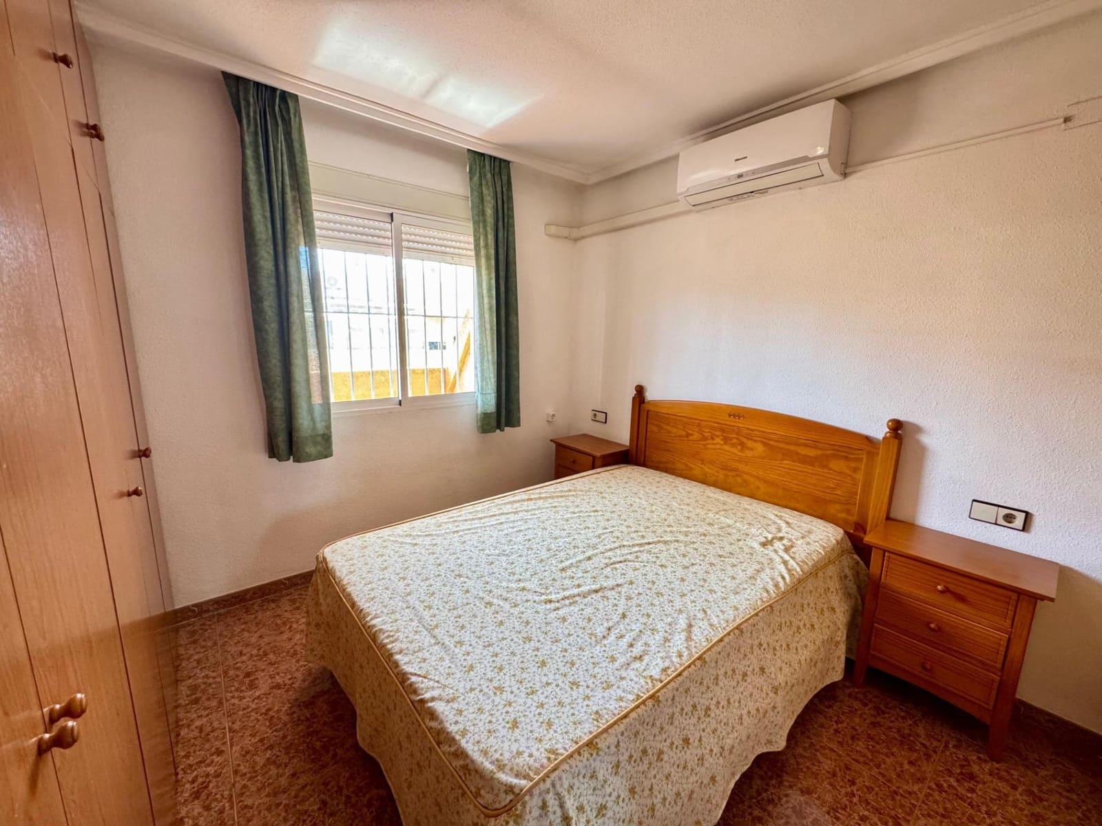 Piso de 2 habitaciones en Torrevieja en venta con piscina - 140.000 € (Ref: 9649856)