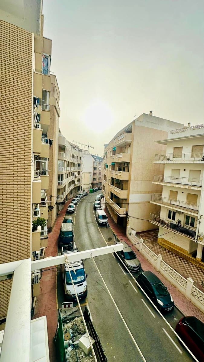 Strandlägenhet till salu i Torrevieja - 115 000 € (Ref: 9656782)