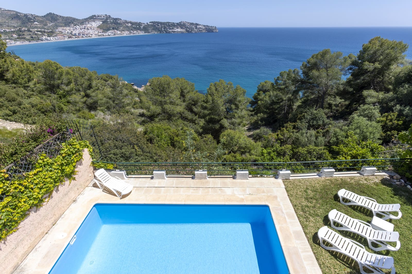 5 quarto Moradia para arrendamento para férias em La Herradura com piscina Garagem - 350 € (Ref: 9885323)