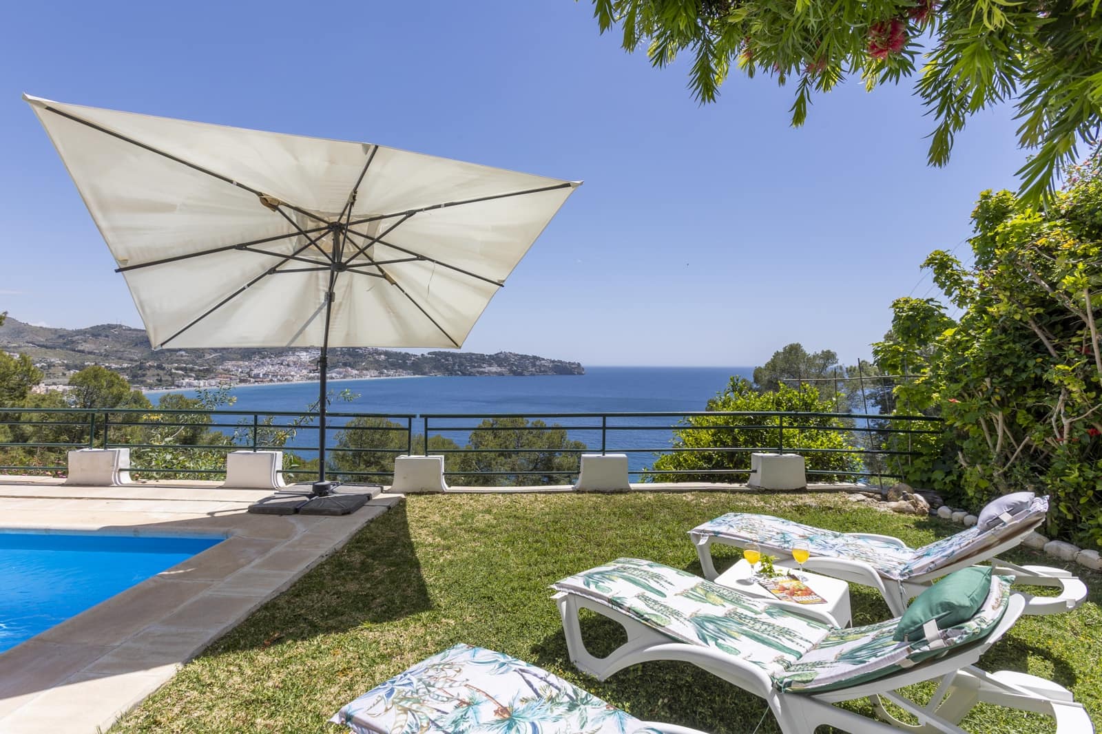 5 quarto Moradia para arrendamento para férias em La Herradura com piscina Garagem - 350 € (Ref: 9885323)