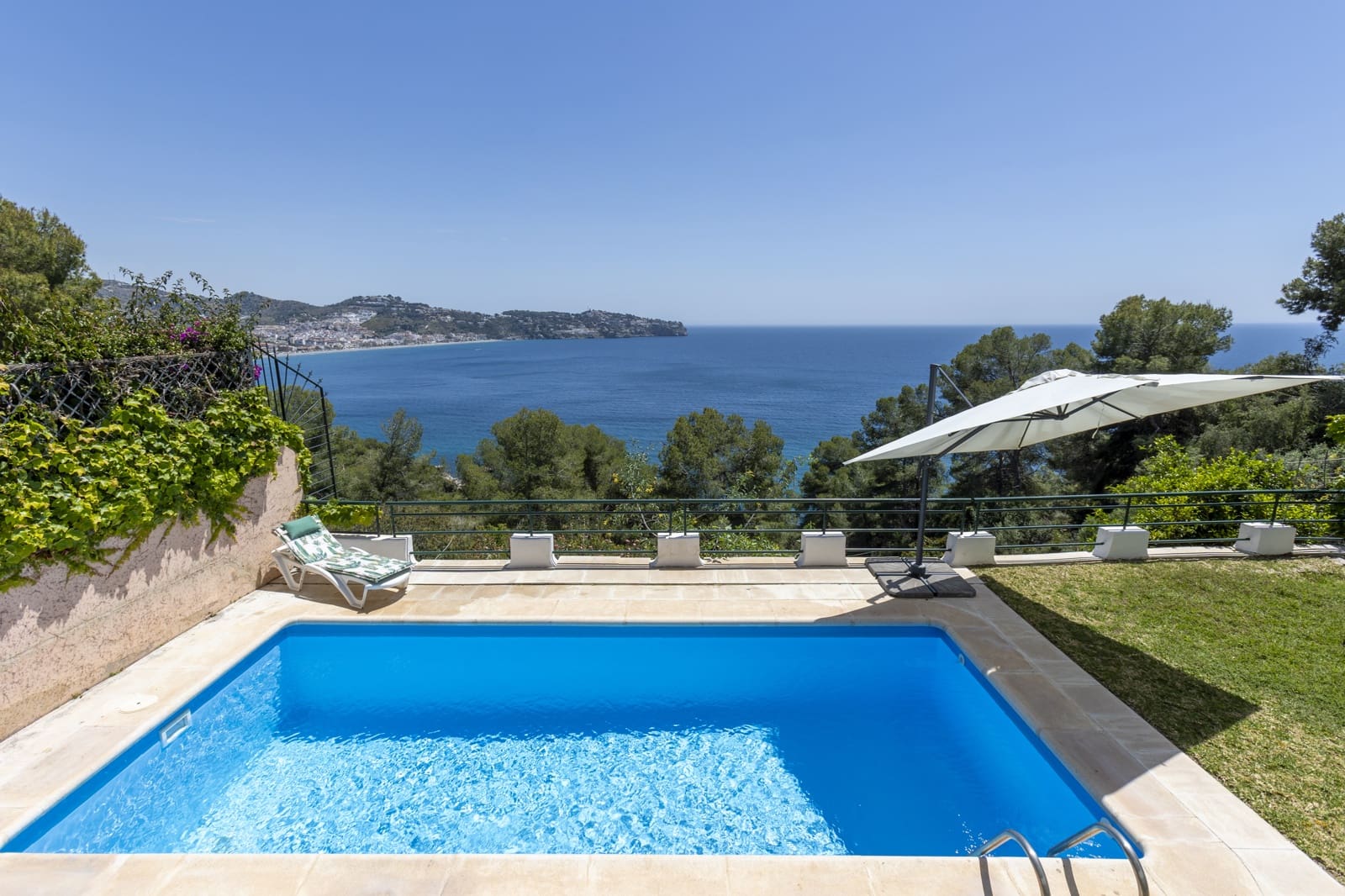 5 quarto Moradia para arrendamento para férias em La Herradura com piscina Garagem - 350 € (Ref: 9885323)