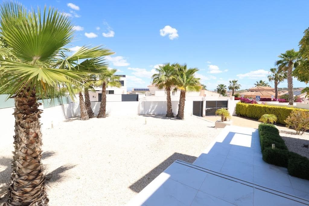 3 bedroom Villa for sale in Ciudad Quesada - € 699,000 (Ref: 10007788)