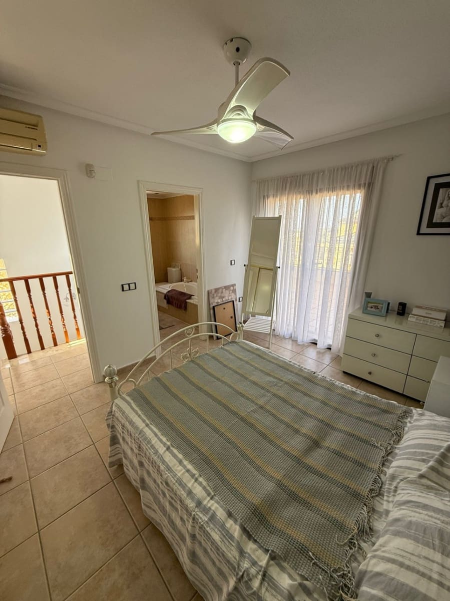 4 Zimmer Villa zu verkaufen in Villamartin mit Garage - 410.000 € (Ref: 10019748)