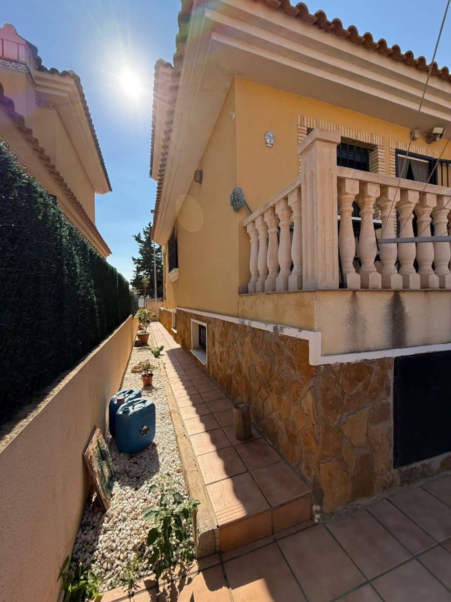 4 Zimmer Villa zu verkaufen in Villamartin mit Garage - 410.000 € (Ref: 10019748)