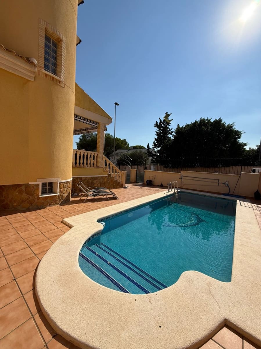 4 Zimmer Villa zu verkaufen in Villamartin mit Garage - 410.000 € (Ref: 10019748)