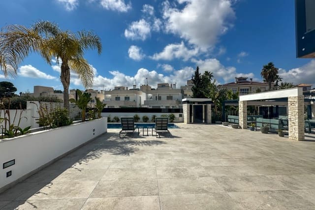 4 soverom Villa til salgs i Villamartin, Orihuela med svømmebasseng garasje - € 2 950 000 (Ref: 10033120)