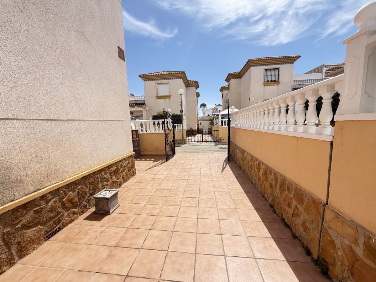 Casa de 3 habitaciones en Villamartin en venta - 225.000 € (Ref: 10062929)