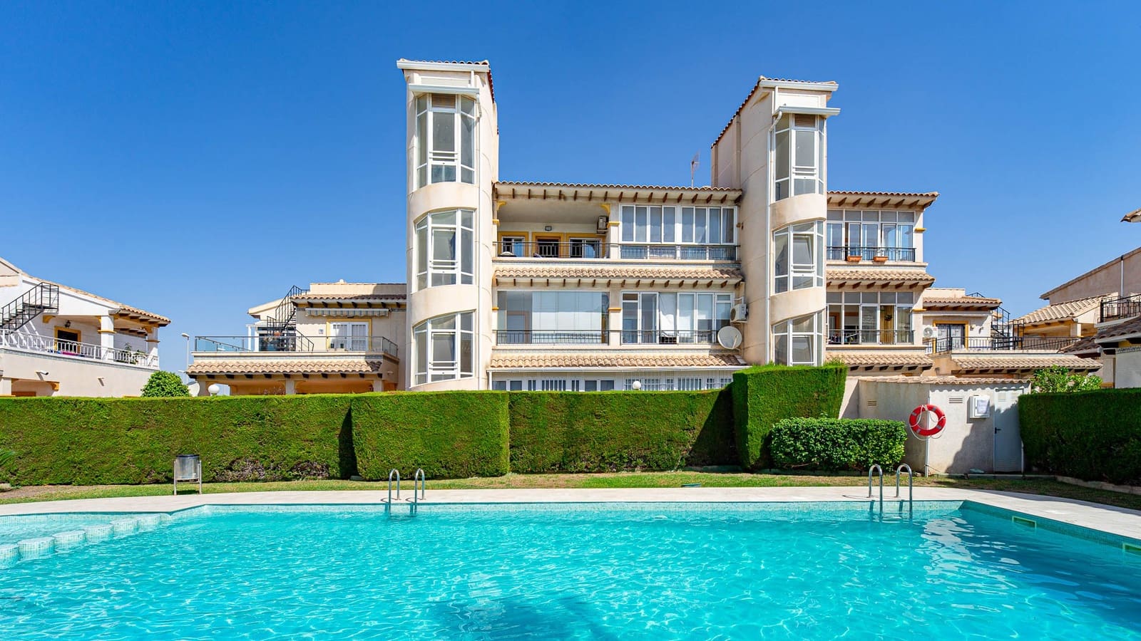 2 makuuhuone Huoneisto myytävänä paikassa Orihuela Costa mukana uima-altaan - 184 900 € (Ref: 10086630)