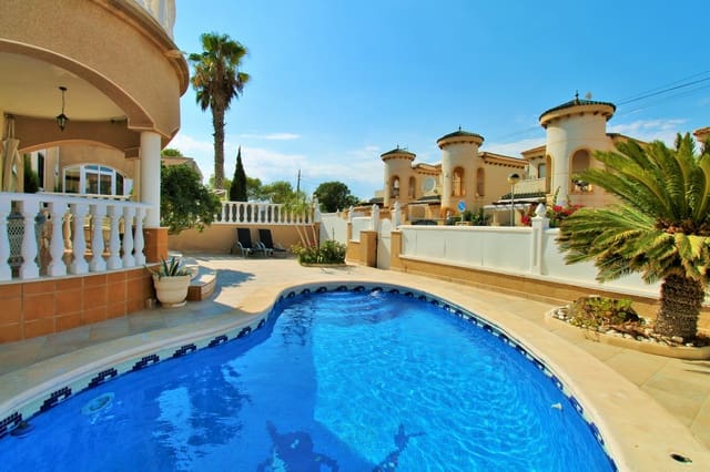 3 soverom Villa til salgs i Villamartin, Orihuela med svømmebasseng - € 369 000 (Ref: 10103572)