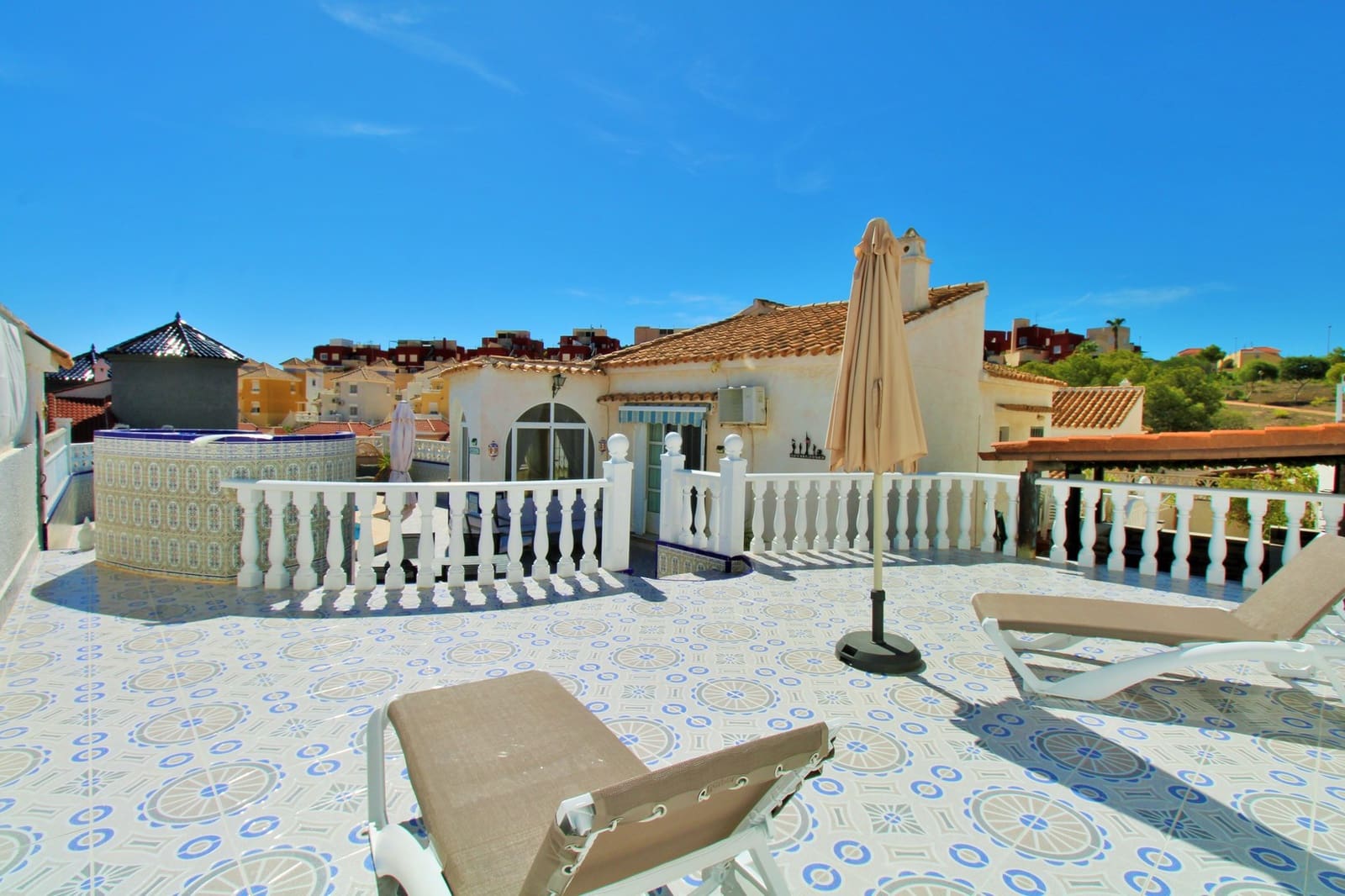 4 bedroom Villa for sale in Villamartin with pool - € 379,995 (Ref: 10103573)