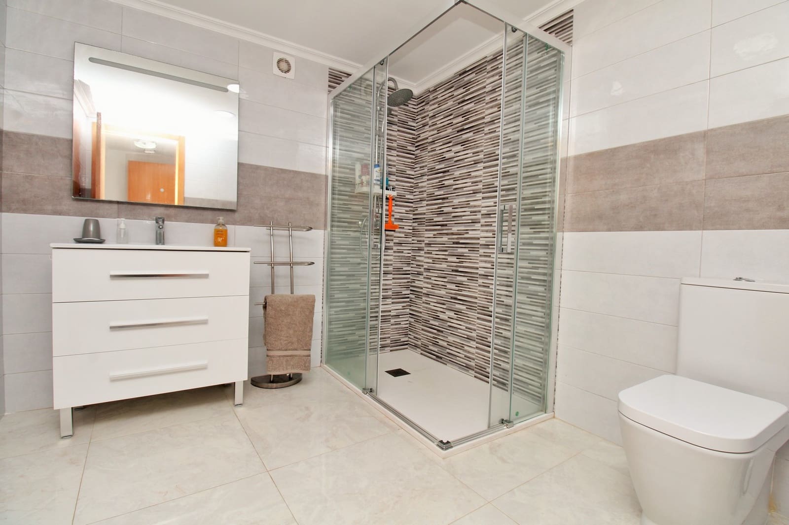 4 bedroom Villa for sale in Villamartin with pool - € 379,995 (Ref: 10103573)
