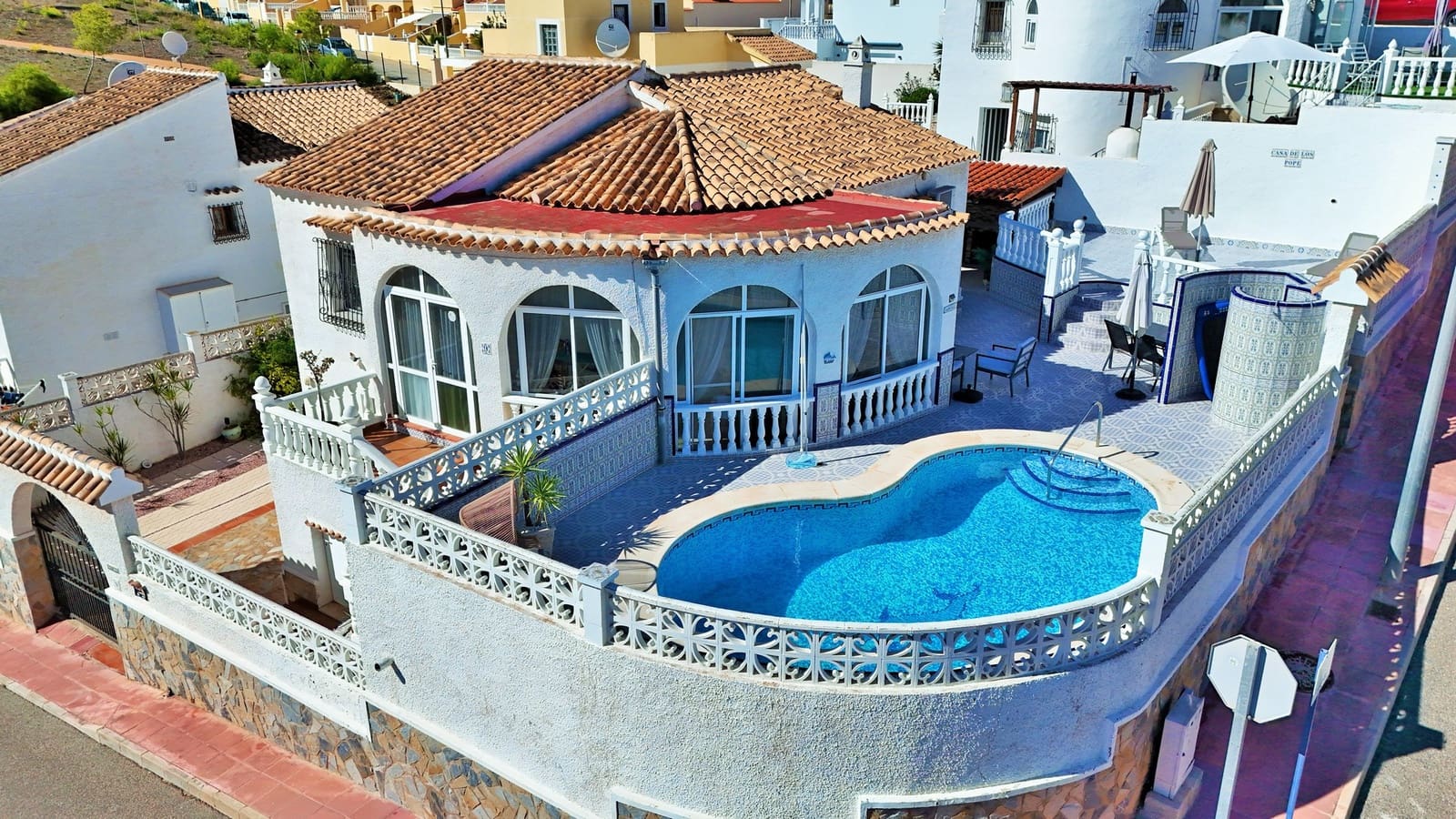 4 bedroom Villa for sale in Villamartin with pool - € 379,995 (Ref: 10103573)