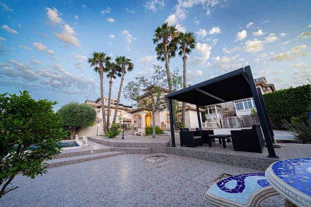 3 makuuhuone Huvila myytävänä paikassa Playa Flamenca, Orihuela mukana uima-altaan 
autotalli - 529 900 € (Ref: 10113388)